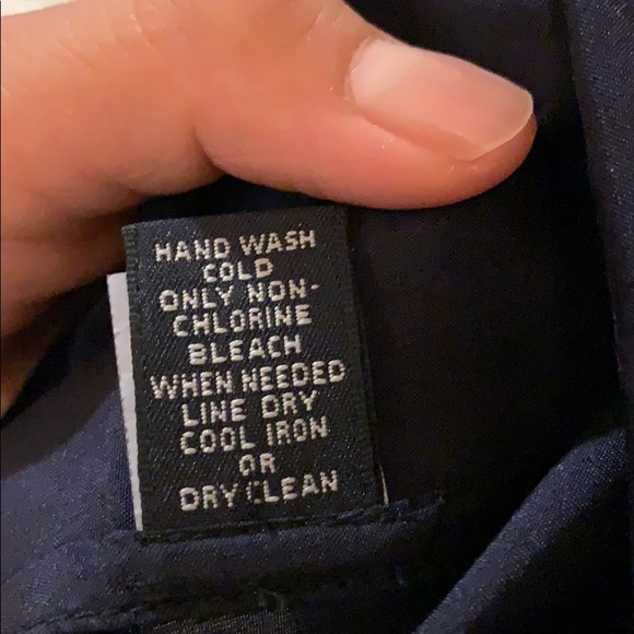 Banana Republic sleeveless silk blouse - Picture 4 of 5